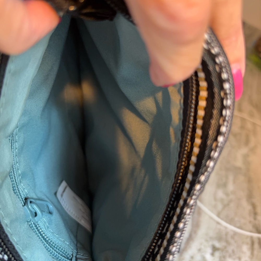 Dakine Jive Black and White Patterned Crossbody NWOT - Picture 3 of 3